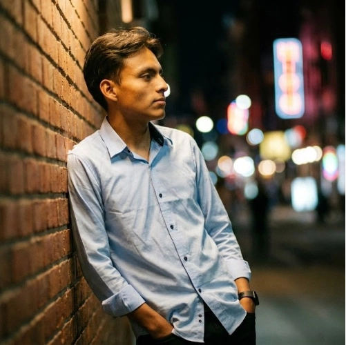 Biglex junto a una pared de ladrillos por la noche